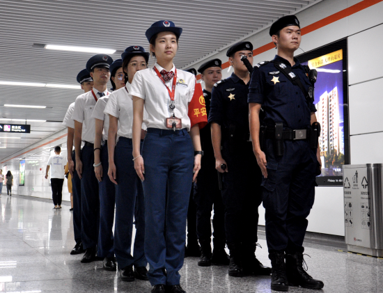 杭州地铁公安"朝阳机动巡逻队":保乘客安全 展飒爽英姿