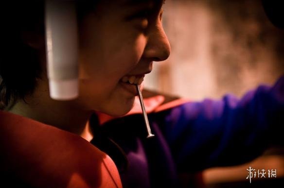 少年cos伊藤润二经典角色"双一" 口含长钉眼神邪魅