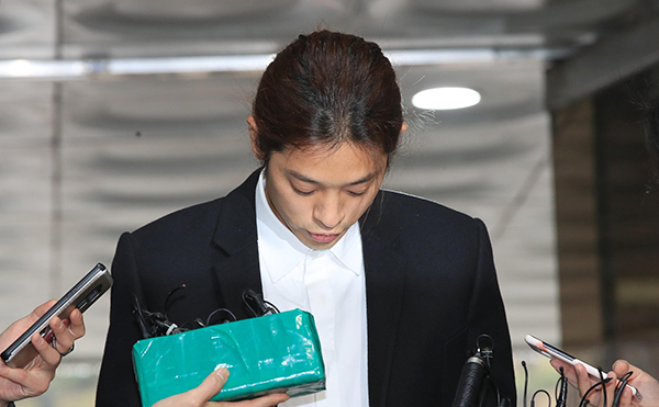 当地时间2019年3月21日，韩国首尔，艺人郑俊英当日上午到韩国首尔中央地方法院接受逮捕必要性审查。视觉中国 图
