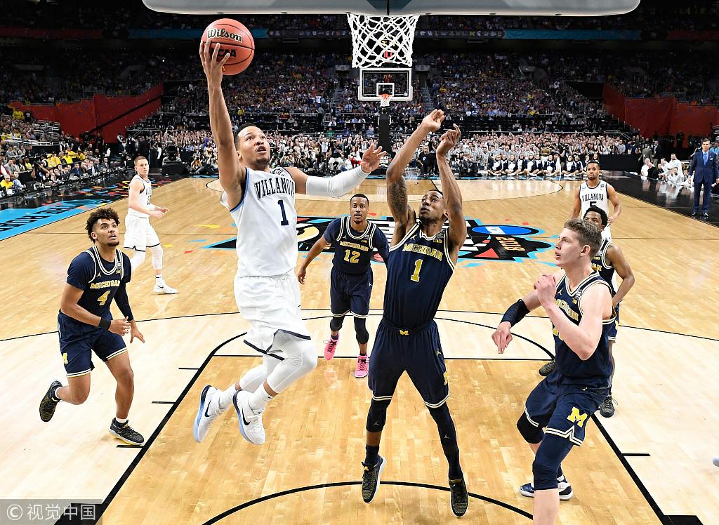 但形势已经完全无法挽回,维拉诺瓦大学外线还在得分,此外还有罚球得分