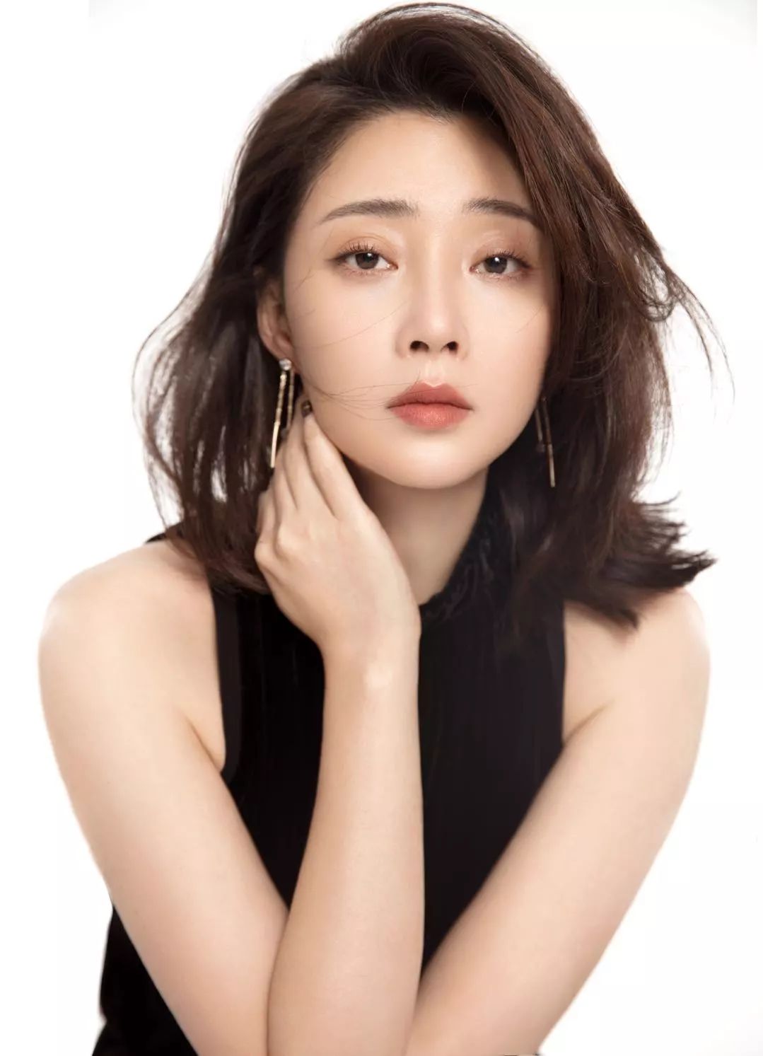 因为对我们这个年纪的女演员来讲,要去演18岁是需要很大的勇气的.