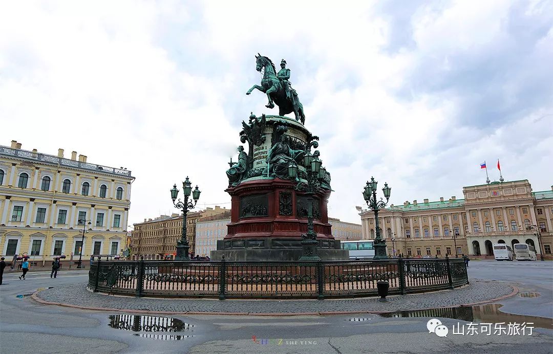 枢密院广场",后因建立彼得大帝铜像而改名为"彼得广场",以象征俄国