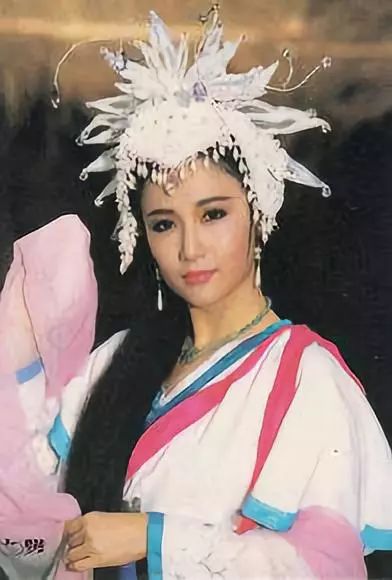 《王昭君》黄虹 饰1987年03魏秋桦版王昭君服装考究,妆容恬淡,眉目