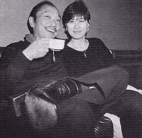 后来,古龙认识了梅宝珠,对方是个闺秀,出自正统人家,论学识,修养皆在