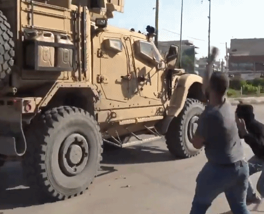 美军从库尔德地区撤退，引起民众不满，视频截图