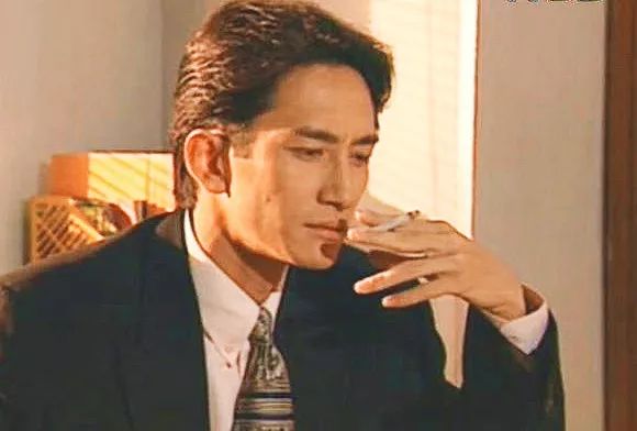 吴启华挺拔英俊,深受女性欢迎,有"师奶杀手"之称.