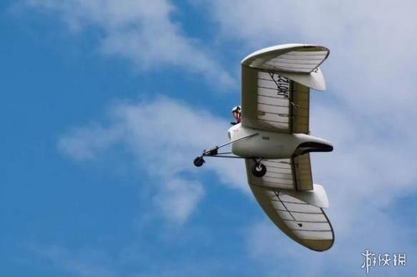 真实版宫崎骏动画滑翔翼诞生 用人体重心来控制方向
