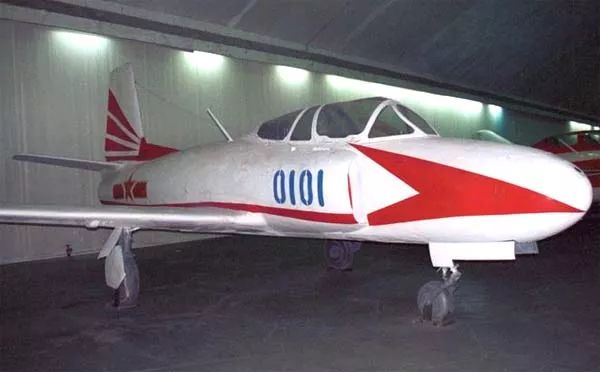 作为中国第一种完全自力更生研制的喷气式军用飞机,歼教-1型飞机在