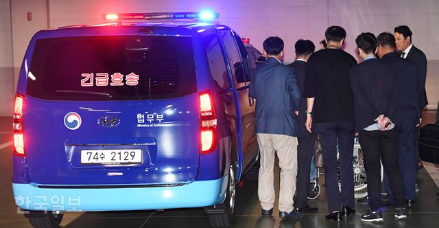 9月16日,朴槿惠从押送车走下,准备进医院做手术。(《韩国日报》)