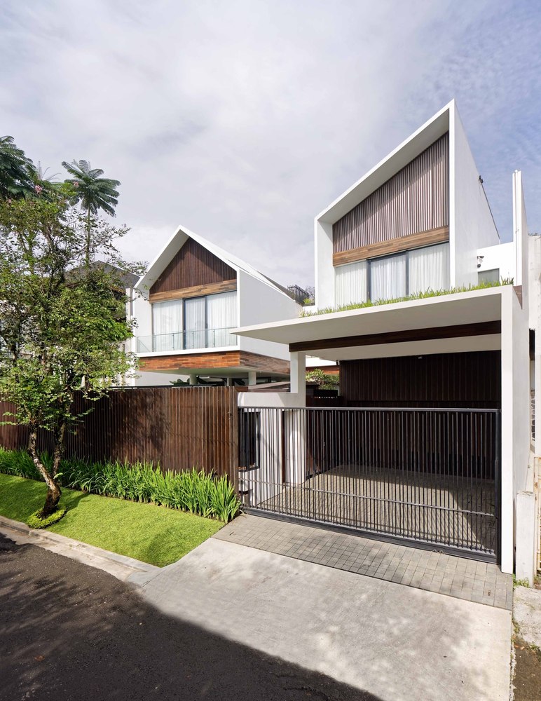 三个体量相互堆叠而成的印尼长屋住宅