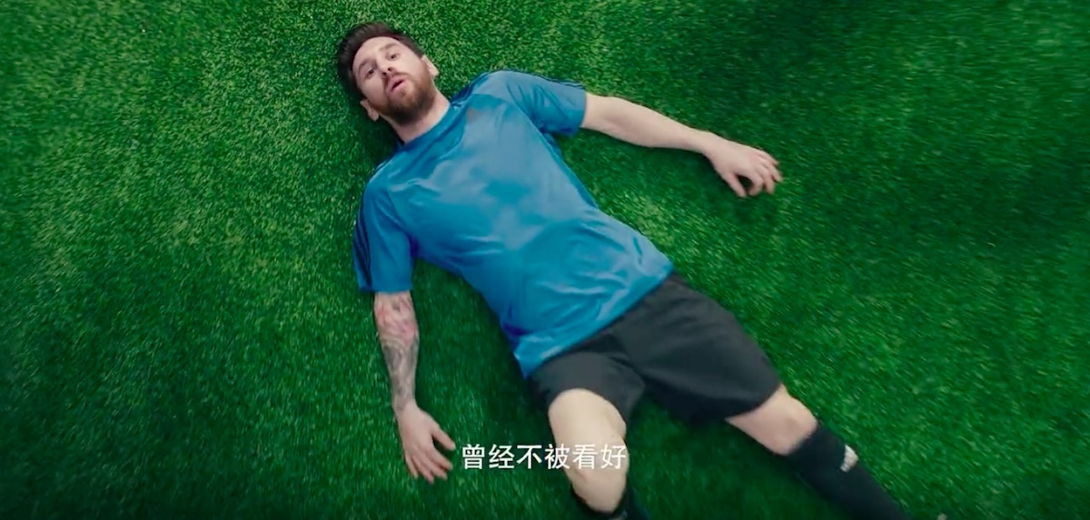 在其为蒙牛拍摄的广告中,梅西躺在草地上的镜头被网友们配上了"我是