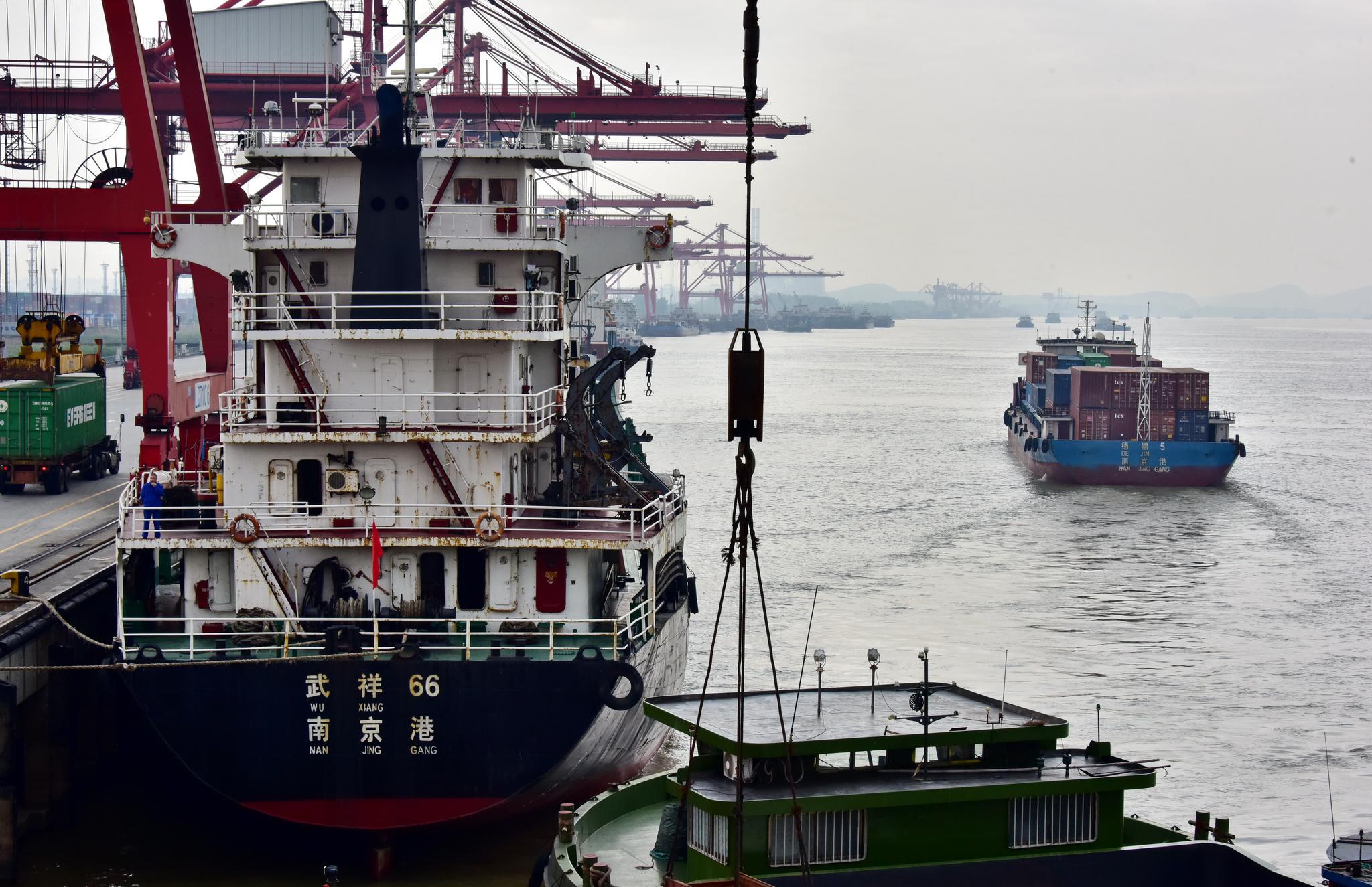 长江深水航道向全球开放 5万吨级海轮可直达南京港