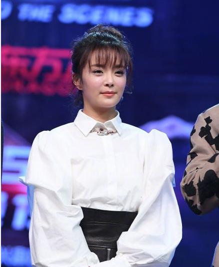 又继续与张国立,牛莉共同参演家庭亲情剧《养父》,饰演了大女儿楼小语