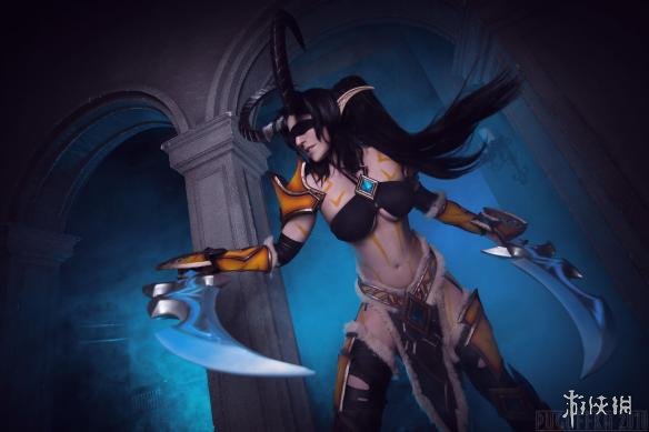 毛妹cos《魔兽世界》瓦莉拉 南半球微露展现性感身材