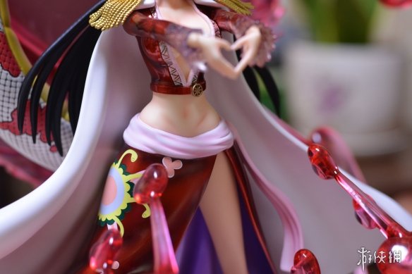 《海贼王》女帝雕像推出 粉红桃心箭射出霸气十足!