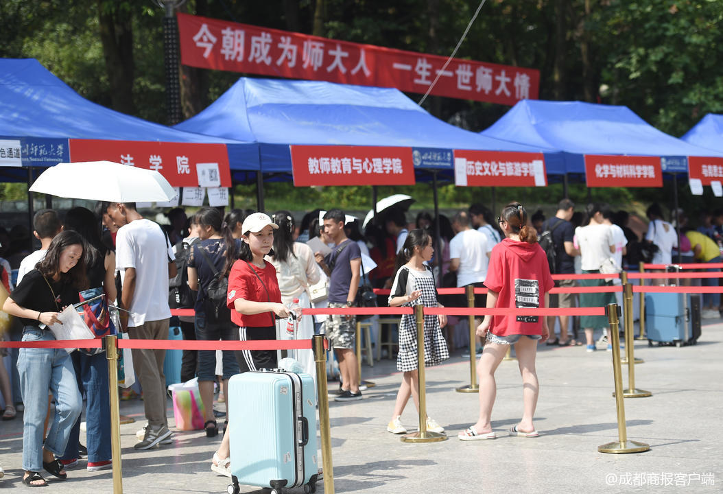 家长陪同学生在报到处报到