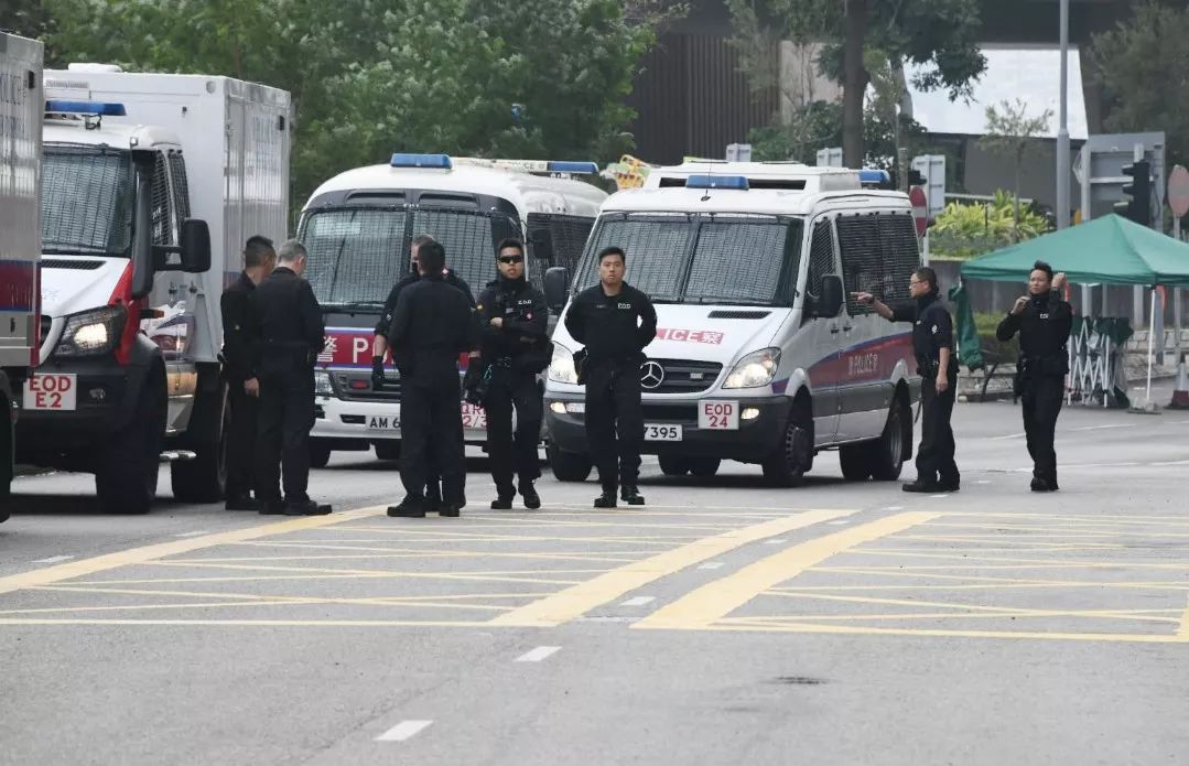  香港警方在理大附近候命。图源：香港《星岛日报》