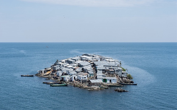 虽然米金戈岛已经很拥挤,但是人们却不愿搬到仅有几米远的一座大岛上.