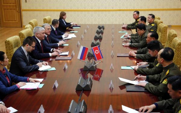 当地时间2019年4月2日，朝鲜人民保安相崔富一与来访的俄罗斯内务部部长弗拉基米尔•科洛科利采夫举行会谈。 东方IC 图