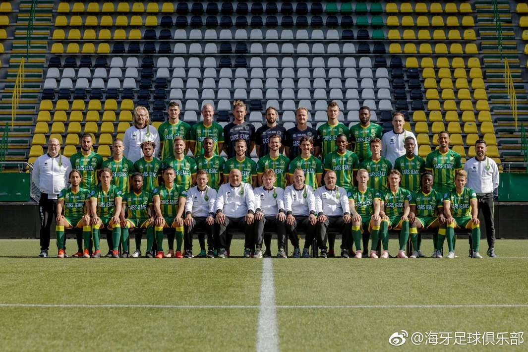 北京时间9月28日消息,荷甲海牙俱乐部发布新赛季全家福.