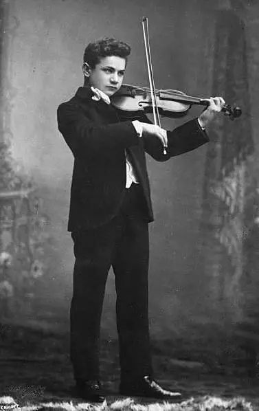 一人一张童年照儿时的小提琴家们