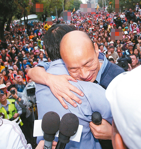 高雄市长韩国瑜（右）三度到台南帮谢龙介站台助选，希望大家勇敢支持谢龙介，最后还送上大拥抱。（图片来源：台湾《联合报》）