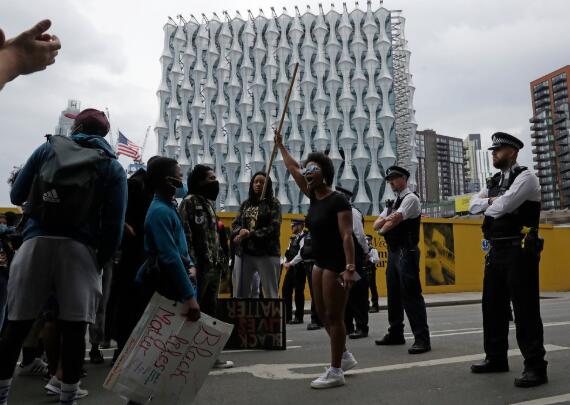 示威者在美国驻伦敦大使馆外抗议，视频截图