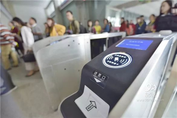 在a区和b区检票口新购置了57台自助检票机,5秒就可以通过一个人,最快