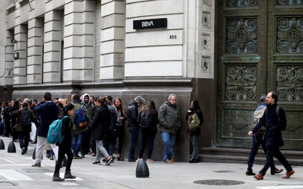 9月2日，阿根廷布宜诺斯艾利斯，人们在一家银行门前排队。（路透社）