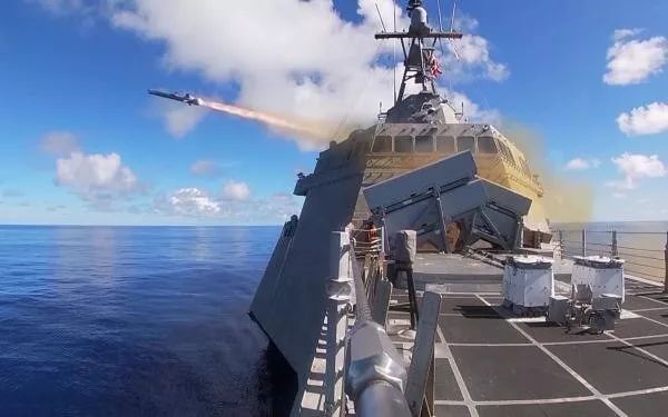 10月1日，美国海军“布里埃尔·吉福德”号濒海战斗舰展示了发射海军打击导弹（NSM）的能力。（图源：美国《海军时报》网站）