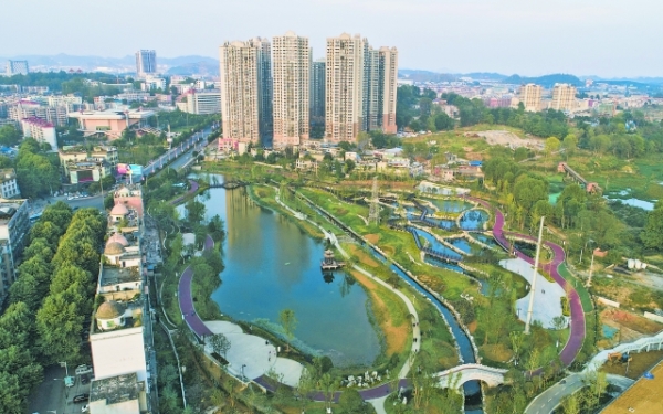 七彩湖公园:城市花园引人流连