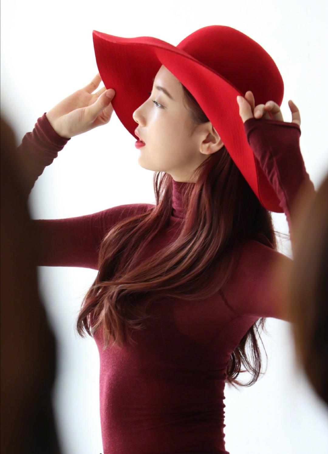 裴秀智拍画报花絮流出,酒红发色吊带红裙,演绎慵懒的优雅妙人儿