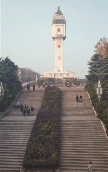 南京工业大学 　　听说南工水塔发射成功了。附上对比图