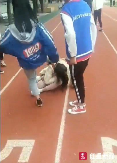 自贡一中学女生被多名女生殴打校方肢体冲突不存在霸凌