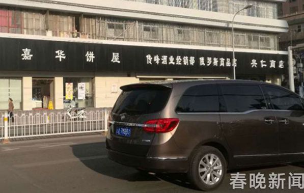 瘆人!整条街招牌统一"黑白配"!咋想的?城管局这样回应!