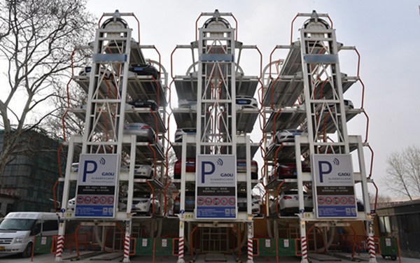 南京现"摩天轮"停车场 有五层楼高