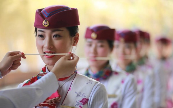 重庆高铁"动妹"礼仪培训 叼筷子练微笑|重庆|礼仪|微笑_新浪新闻