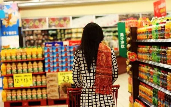 超市内一女子30秒内疯狂购物惊呆众人，背后的原因竟是这样……