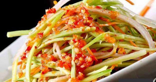 做法1:凉拌青木瓜准备食材如下:青木瓜1个,小米椒3个,大蒜5瓣,食盐1