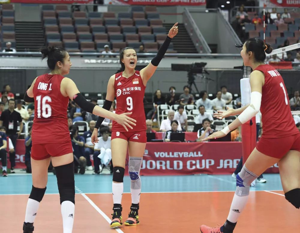 ↑9月29日,中国队球员张常宁(中)在比赛中庆祝得分。新华社记者贺灿铃摄