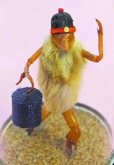 绿化外,玉兰还以其它方式出现在我们的生活里,如北京传统手工艺品毛猴