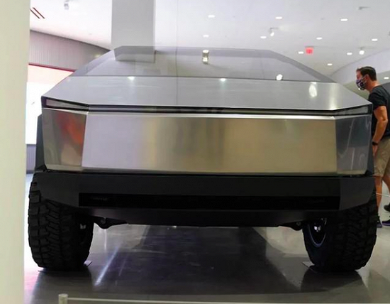 特斯拉把Cybertruck开进博物馆 预计2021年投产