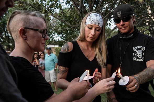  点蜡烛祈祷的市民（图源：CBS新闻）