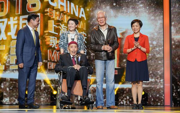 南北戏骨齐聚壹戏剧大赏,88岁朱旭和82岁焦晃同台领奖