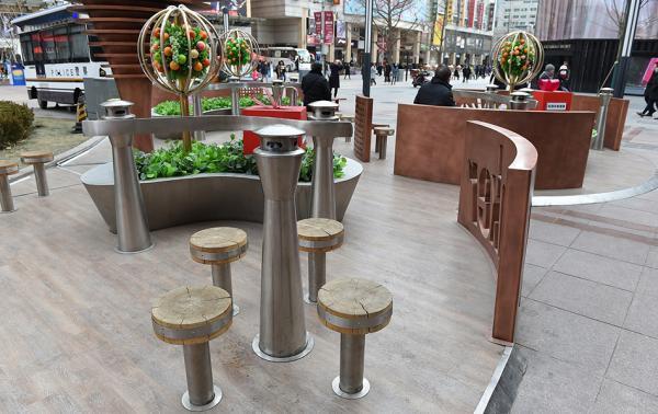 媒体评"王府井闹市吸烟区":披共享经济外衣,挑战禁烟共识