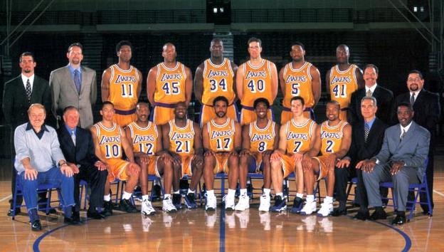 1999-2000,这时候的科比已经是球队老二了,站在中间也是实力的提现!