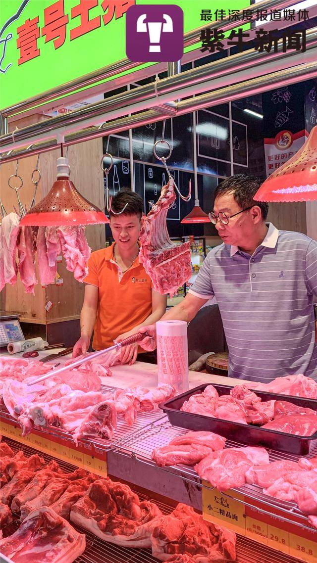  陆步轩（右）在品牌门店卖肉