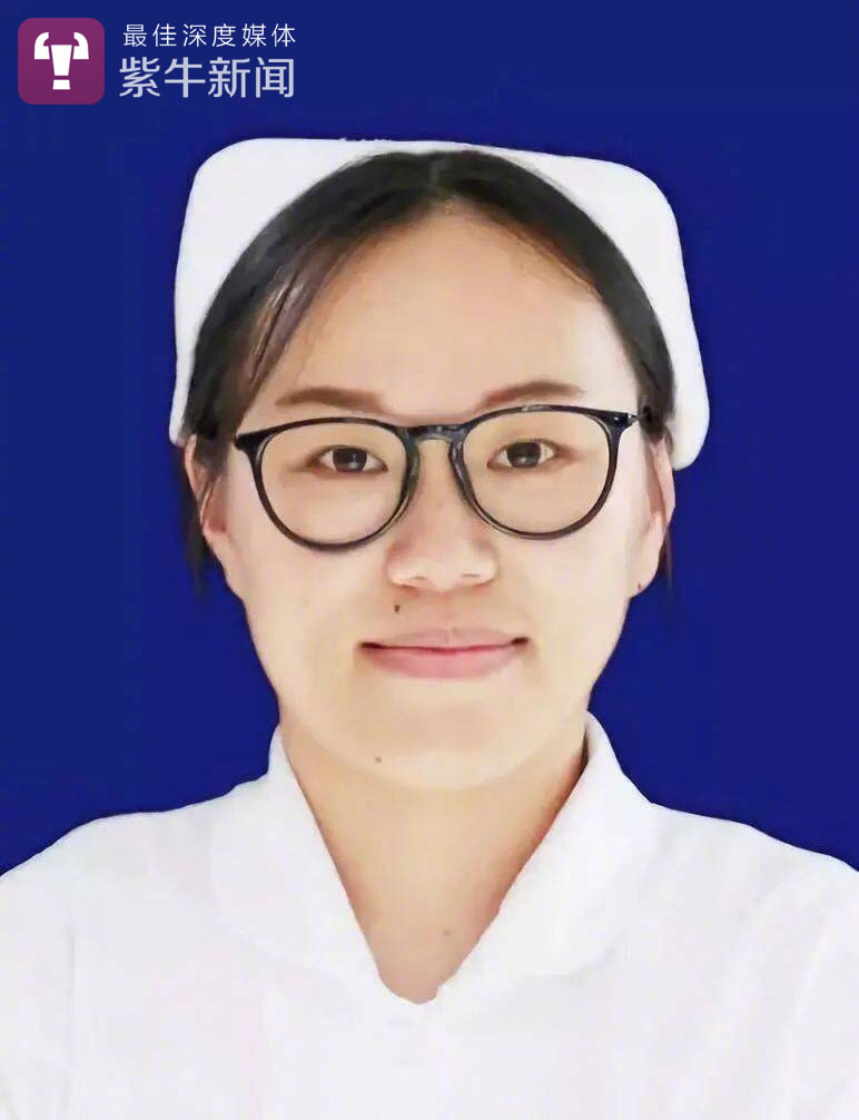 【穿着护士服的郑艳】5月29日下午3点,郑艳正在鄞州一家游泳馆内学