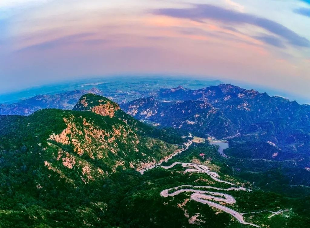 忽见明霞吐海东, 天鸡初唱五更中. 未收夜色千山黑, 渐发晨光万国红.