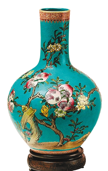 清乾隆粉彩石榴纹天球瓶